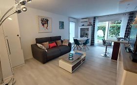 Charmant Appartement Avec Terrasse, Jardin Privatif Et Piscine A Cannes