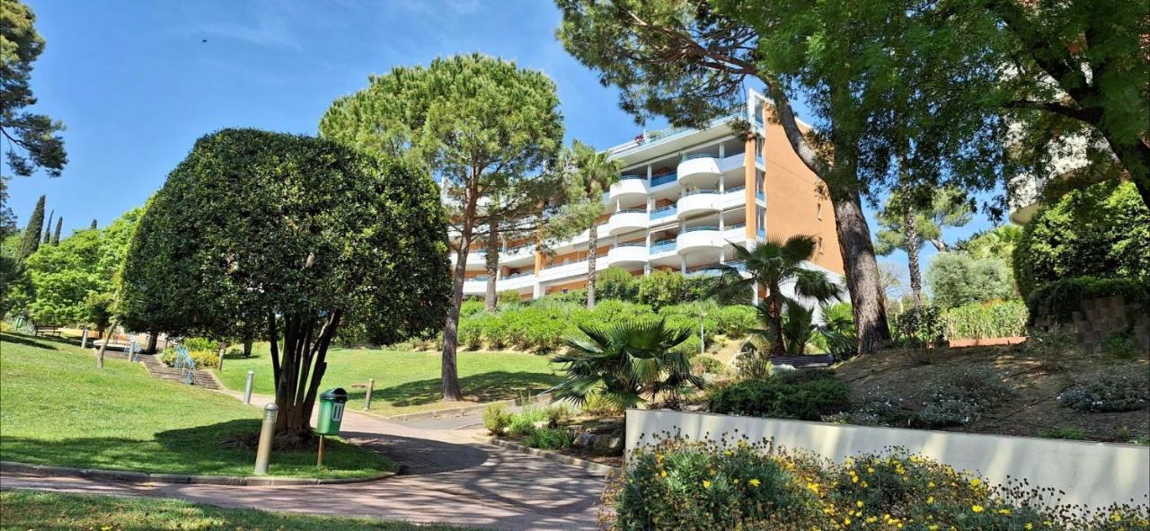 Charmant Appartement Avec Terrasse, Jardin Privatif Et Piscine A Cannes Extérieur photo