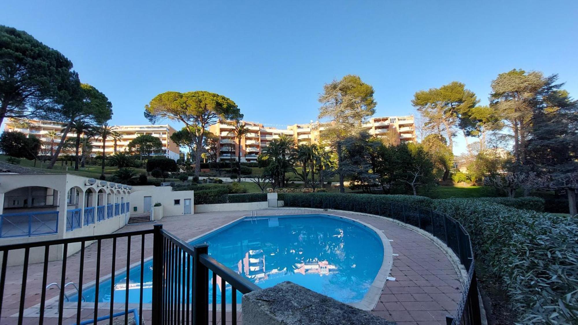 Charmant Appartement Avec Terrasse, Jardin Privatif Et Piscine A Cannes Extérieur photo