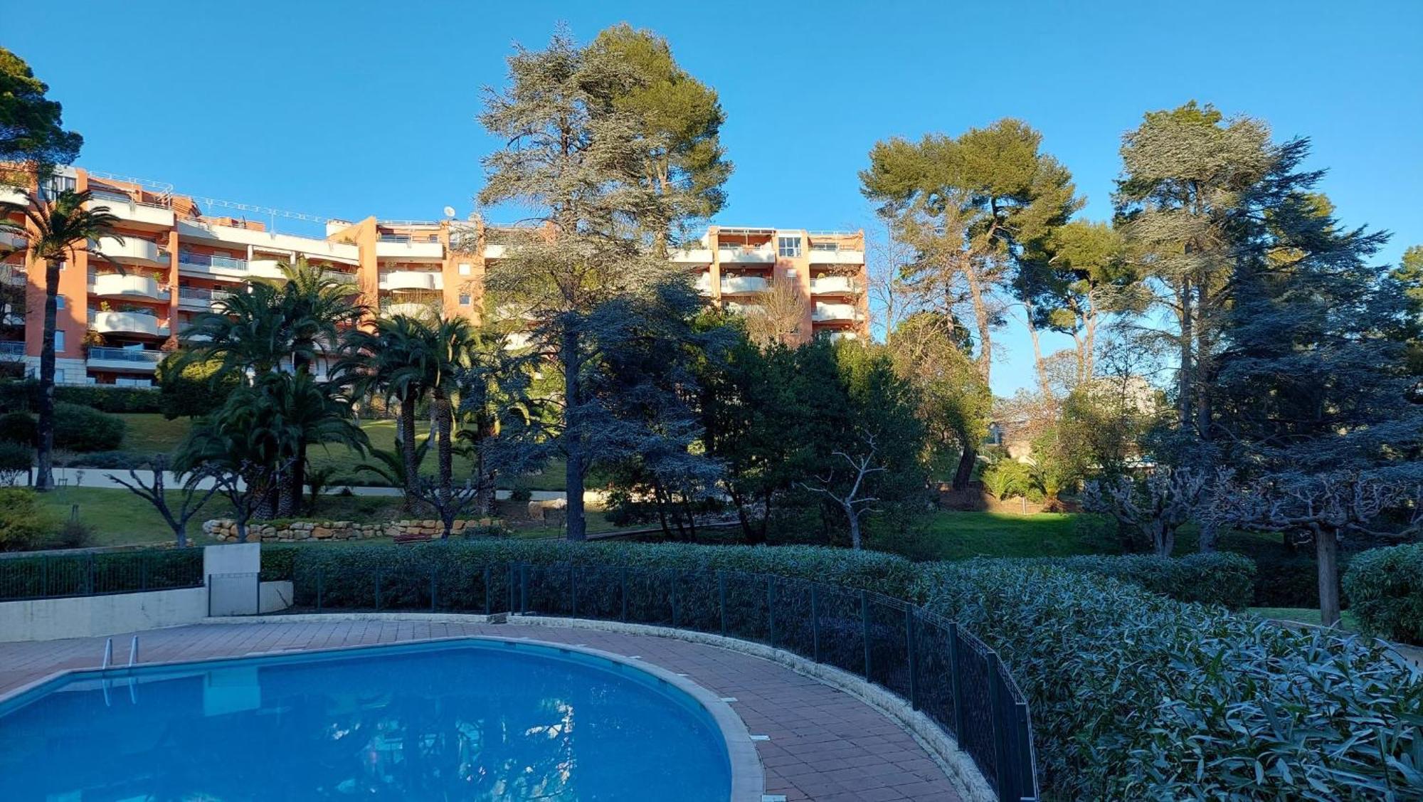 Charmant Appartement Avec Terrasse, Jardin Privatif Et Piscine A Cannes Extérieur photo